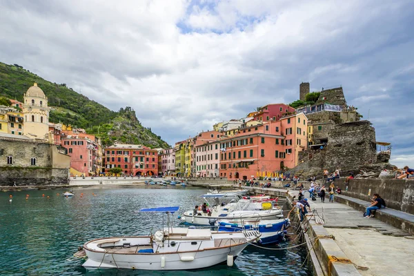 Plaj sokakları ve Cinque Terre İtalya Vernazza Hill'de renkli evler 