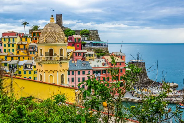 Calles Playa Coloridas Casas Colina Vernazza Cinque Terre Italia — Foto de Stock