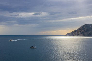 Plaj sokakları ve Cinque Terre İtalya Vernazza Hill'de renkli evler 