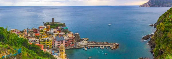 Calles Playa Coloridas Casas Colina Vernazza Cinque Terre Italia — Foto de Stock