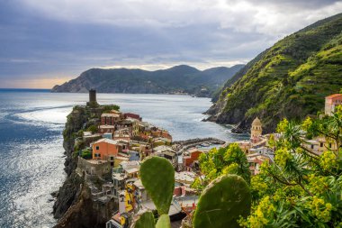 Plaj sokakları ve Cinque Terre İtalya Vernazza Hill'de renkli evler 