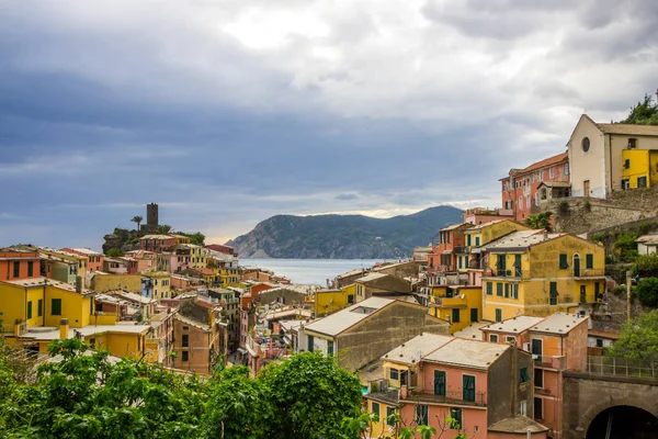 Stranden Gator Och Färgglada Hus Kullen Vernazza Cinque Terre Italien — Stockfoto