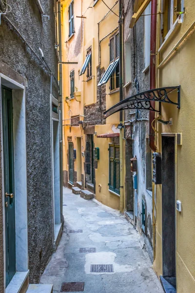 Pláž Ulice Barevné Domy Kopci Vernazza Cinque Terre Itálie — Stock fotografie