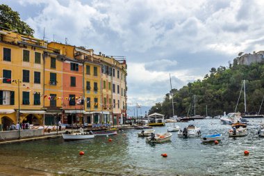 Plaj sokakları ve Portofino İtalya Liguria tepede renkli evleri 