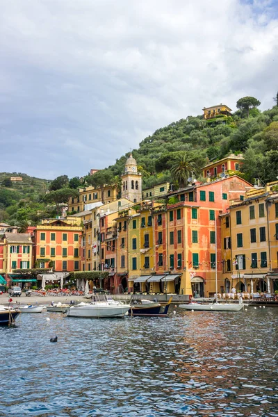 Plaj sokakları ve Portofino İtalya Liguria tepede renkli evleri 