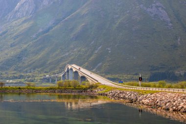 Lofoten Adaları Norveç fiyordu üzerinde köprü