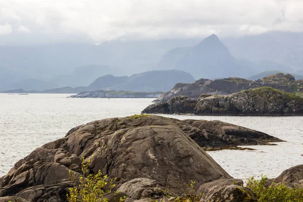 海とノルウェーのロフォーテン諸島の山脈 — ストック写真