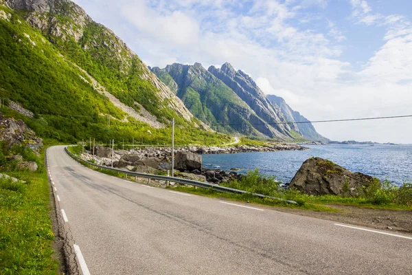 deniz ve dağ Lofoten Norveç'te içinde