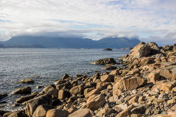 海とノルウェーのロフォーテン諸島の山脈 — ストック写真