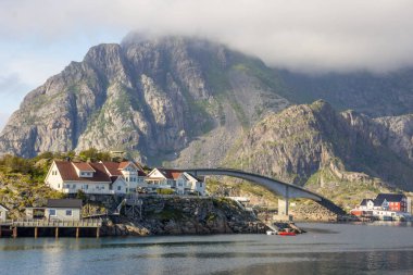 Yat ve Lofoten Henningsvaer limanda gemi