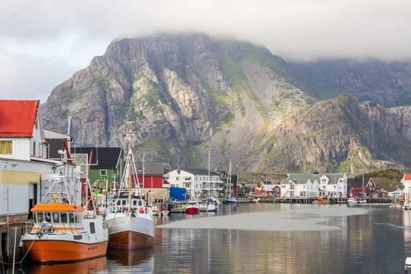 Yate Barcos Puerto Henningsvaer Lofoten — Foto de Stock