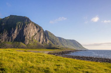 Norveç'te Lofoten Vestvagoya ada Beach'de Eggum gün batımında
