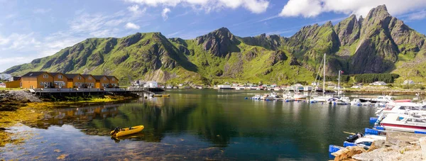 renkli evleri ve liman Lofoten Ballstad dağların eteklerinde 