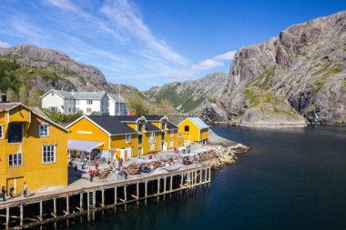 balık ağlarına ve Norveç'te Lofoten adasında Nusfjord evleri