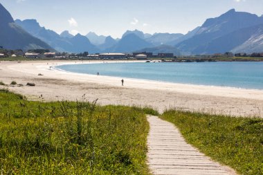 Ramberg plaj ve dağ Flakstadoya Adası'Lofoten Norveç'te