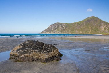 Skagsanden plaj ve dağ ve Lofoten Norveç'te güneş ışınlarının