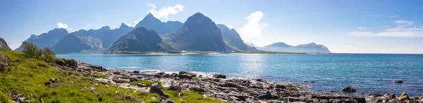 Steinstrand Und Berge Auf Den Lofoten Norwegen — Stockfoto