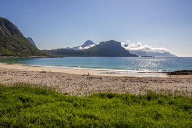 Haukland plaj ve Lofoten Norveç dağlarında