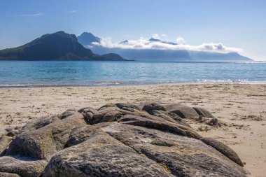Haukland plaj ve Lofoten Norveç dağlarında