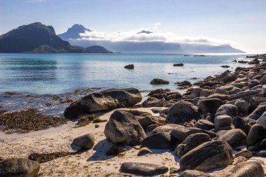 Haukland plaj ve Lofoten Norveç dağlarında