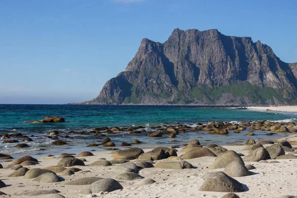 Uttakleiv plaj ve Lofoten Adaları Norveç dağlarında