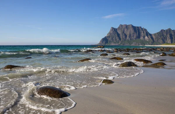 Plage Uttakleiv Les Montagnes Des Îles Lofoten Norvège — Photo