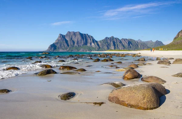 Uttakleiv plaj ve Lofoten Adaları Norveç dağlarında