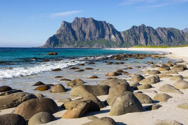 Uttakleiv plaj ve Lofoten Adaları Norveç dağlarında