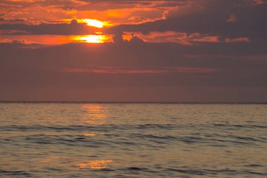 Unstad sahilde günbatımı Lofoten Norveç'te dağlarda çevrili