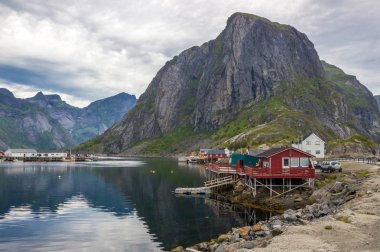 balıkçı limanı ve Norveç'te Lofoten Reinefjord adlı dağlar