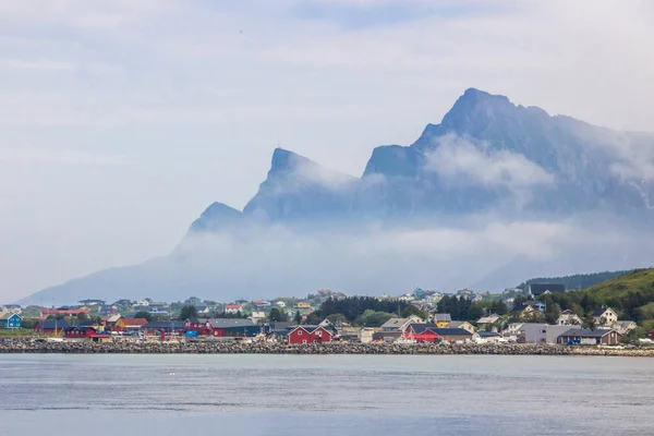 Puerto Pesquero Las Montañas Fiordo Reinefjord Lofoten Noruega — Foto de Stock