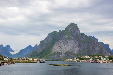 Limanı ve Reine Lofoten Adaları Norveç dağlarında