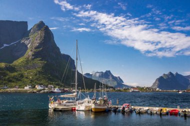 Reine liman Lofoten Norveç'te dağlarda üzerinde