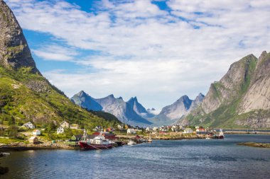 Reine liman Lofoten Norveç'te dağlarda üzerinde