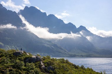 bulutlar Lofoten Norveç Fiyordu yukarıda fiyort üzerinde