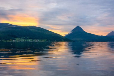 Norveç'te Senya adada fiyort üzerinden günbatımı renkleri