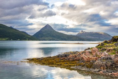Norveç'te Senya adada bir fiyort üzerinde bulutlar
