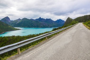 Norveç'te Senja adada dağlarda bir fiyort üzerinde bulutlar