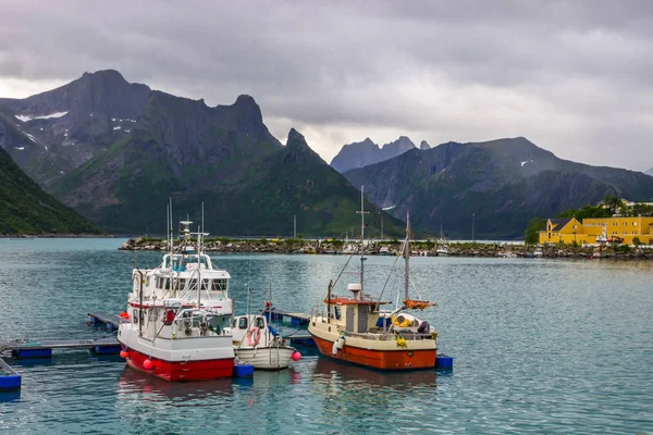 Norveç'te Senja Island yakınındaki Husoy balıkçı limanı
