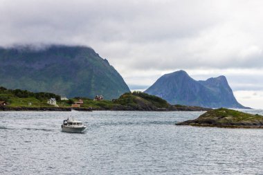 Norveç'te Senja adada bir fiyort üzerinde yağmurlu bulutlar