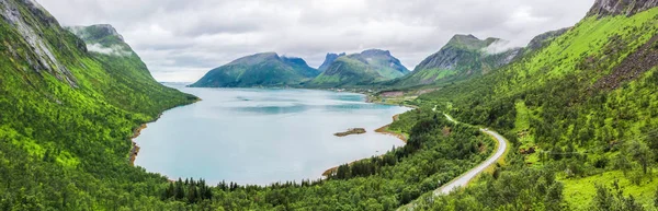 Norveç Senja Adada Bir Fiyort Üzerinde Yağmurlu Bulutlar — Stok fotoğraf
