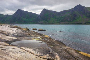 Norveç'te Senja adada bir fiyort üzerinde yağmurlu bulutlar