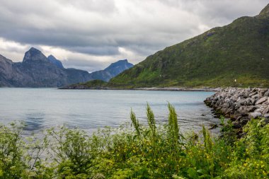 Norveç'te Senja adada bir fiyort üzerinde yağmurlu bulutlar