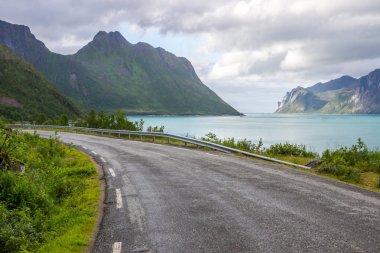 Norveç'te Senja adasında fiyort üzerinde bulutlar