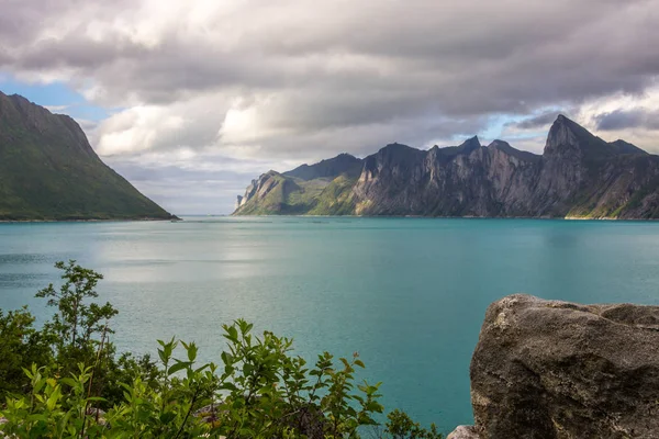 Norveç Senja Adasında Fiyort Üzerinde Bulutlar — Stok fotoğraf