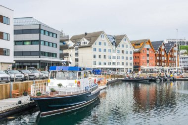 Tromso limanı ve Kuzey Norveç'teki şehir