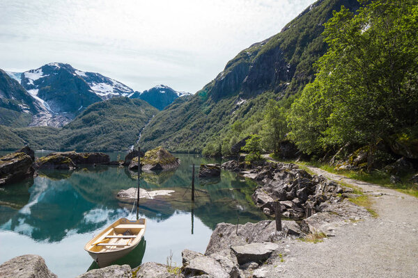 лодка на озере Бондхус в горах Норвегии
