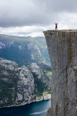 Norveç dağlarında fiyort üzerinde bakış açısı