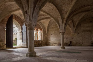 Toskana yağmurlu bir günde San Galgano manastır kalıntıları