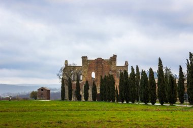 Toskana yağmurlu bir günde San Galgano manastır kalıntıları